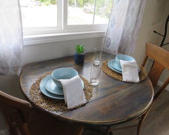 Cabin 1 - Cabins on Kearney Hill with WiFi, AC - Nebraska City - Jadalnia