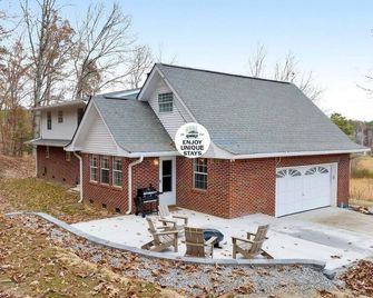 Red Clay Farmhouse - Cleveland - Building