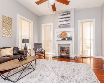 Downtown Macon Chic- Directly behind the Macon City Auditorium! - Macon - Living room