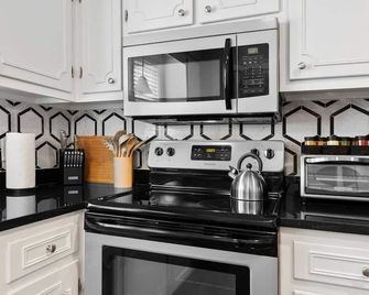 Vette City Stingray - Condo w/King Bed - Bowling Green - Kitchen