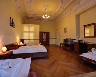Hotel Pension Bernstein am Kurfürstendamm - Berlín - Habitación