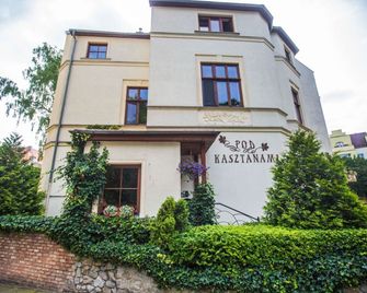 بود كاسزتانامي - سوينوجسس - مبنى