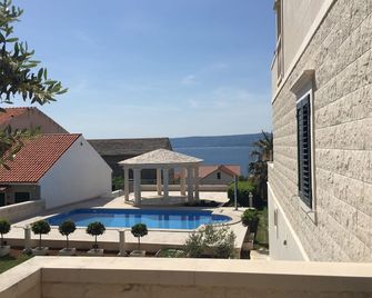 Apartments Villa Jadranka Adults only - בול - בריכה