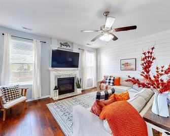 Large Beautifully decorated Cozy Family Home - Pet Friendly - Near Charlotte - Matthews - Living room