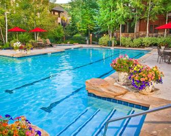 Second-floor condo in Arrowhead Village with pool & hot tub - steps to ski lift - Edwards - Pool