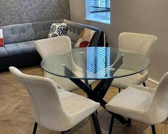 Skyvillion - Cozy Large 4 & 1 Bed Apartments In London Enfield, Mins To Tube Station, Free Wi-Fi - London - Dining room