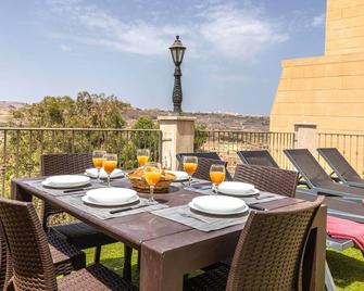 Ta Lucija 2 bedroom Villa with private pool - Marsalforn - Balcón