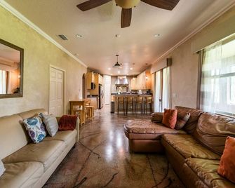 Chic Renovated Oasis: Disney & Universal Nearby 4 Bedroom Home by RedAwning - Palm Bay - Obývací pokoj