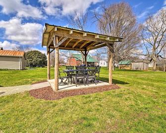 Charming Cave City Vacation Rental w/ Fire Pit! - Cave City - Patio