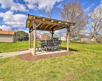 Charming Cave City Vacation Rental with Fire Pit! - Cave City - Binnenhof