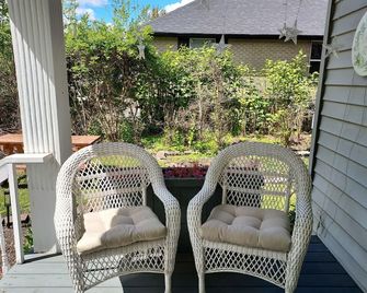 Private Loft in 2 Story Victorian, Billiken Inn - Spokane - Patio