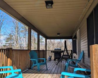 Serene & private getaway 5 min. from EVL. 4 beds, 2.5 baths, sleeps 14, hot tub. - Salamanca - Balcón