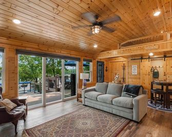 Cozy Lakefront Cabin with Modern Comforts & Scenic Views - Stacy - Living room