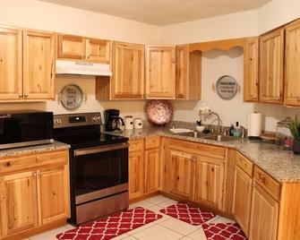 3-bedroom house in gorgeous Lake City with WiFi, AC and country comfort - Lake City - Kitchen