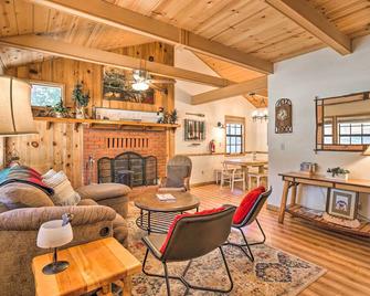 Hot Tub and Deck Big Bear Gem Near Resorts! - Big Bear - Living room