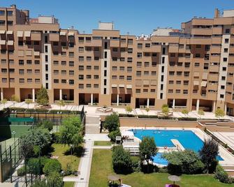 Limestone Residential. Entire Apartment - Madrid - Pool
