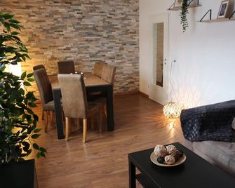 Zentralgelegene 4-Raum Ferienwohnung bis 8 Pers. - درسدين - غرفة طعام
