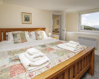 Jetty Cottage, a self-catering cottage sitting on the jetty, with sea view - Isle of Harris - Bedroom