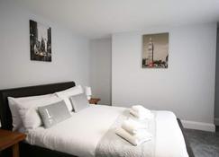 Friary House Serviced Apartments by Roomsbooked - 24Hr Reception - Gloucester - Bedroom