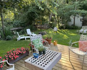 Steps to the beach - Vineyard Summer home - Vineyard Haven - Patio
