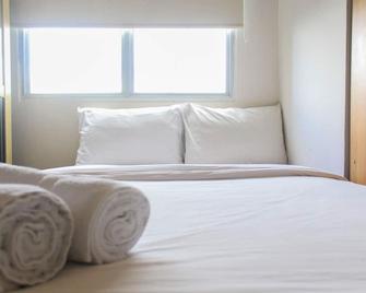 Comfy and Best View 2BR at Serpong Greenview Apartment By Travelio - Serpong - Bedroom