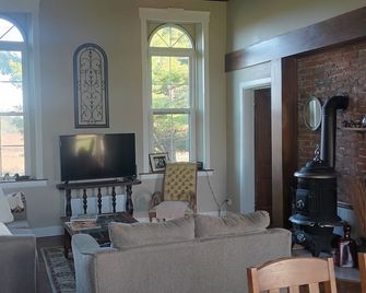 The Comfort Schoolhouse, Est 1872 - Tecumseh - Living room
