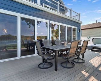 South Shore Retreat: Luxury Lake House - Hot Tub - Delavan - Balkon