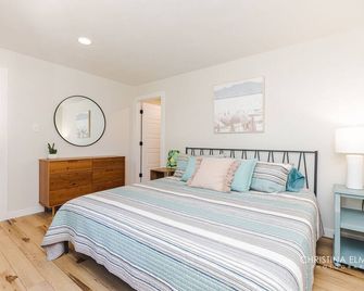 Relax At This Newly Updated, Quaint Lake Home. - Kathleen - Bedroom