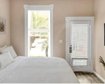 Ensuite Private Entrance NO Cleaning Fees! this is not a STR - Boulder City - Schlafzimmer