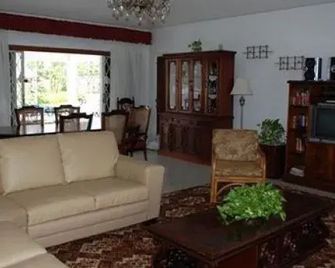 Cindy Villa - Runaway Bay - Living room