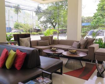 Home Crest Hotel - Davao City - Lounge