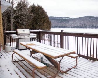 Maple 3Br Lakefront Cottage | Gracefield - Gracefield - Balcony