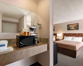 Travelodge by Wyndham Swift Current - Swift Current - Makuuhuone