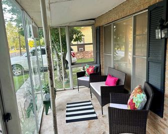 Lottie Mae’s Place has a warm cozy homely vibe. 2 minutes from town - Nacogdoches - Balcony