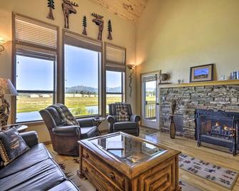 Hike and Fish Pagosa Springs Townhome with View! - Pagosa Springs - Living room