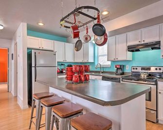 Family-Friendly Logan Farmhouse with Yard and Near USU - Logan - Кухня