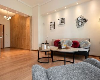 Contemporary apartment made of wood and stone. - Athens - Living room