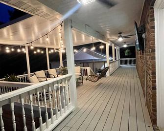 Serendipity Farm has country charm, Just North of Nash, Sleeps 10 w/pool. - Ashland City - Balcón