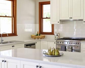 Beaudesert Mudgee - Kanimbla Guesthouse & Beaudesert Cottage - Mudgee - Kitchen