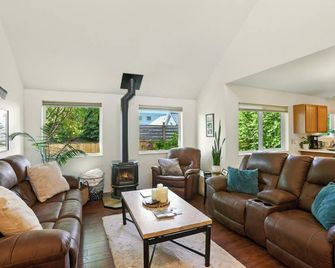 Coastal Place - Best Location In Downtown! - Anchorage - Living room