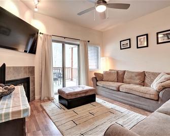 The Hightower Suite- A Luxury Top Floor Condo In The Center Of Girdwood/Alyeska! - Girdwood - Living room