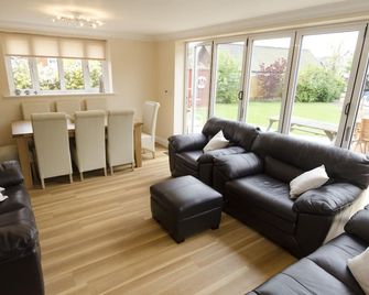 4 Bedroom Brightside Cottage In Wroxham, Norfolk, Norfolk Broads England - Wroxham - Living room