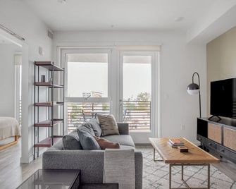 Divine Brentwood 1br W/ Lounge, Pool & Gym, Nr Ucla, By Blueground - Los Angeles - Stue