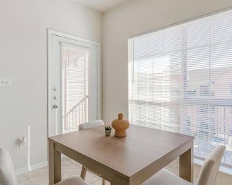 Landing | Beautiful 1bd, Clubhouse, Game Room - Houston - Dining room