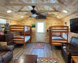 Camp Buttcheek Smicklesmirk - Smethport - Bedroom