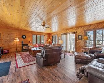 Lakefront Retreat on Lac Vieux Desert - Watersmeet - Sala de estar
