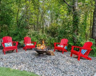 Adorable Mountain View New Englander - Jefferson - Patio