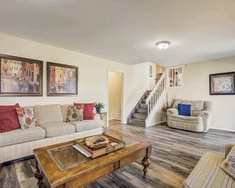Iron View Hot Tub Fire Pit & Breathtaking Views - Colorado Springs