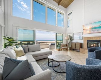 Spacious Oceanfront Home Near Newport Pier - Newport Beach - Living room
