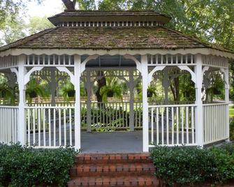 Stargazer - Steinhatchee Landings, Sleeps 10\nCottage is directly behind the pool - Steinhatchee - Vista del exterior
